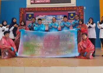 AZNAN (tengah) ketika hadir Program Kempen Anti-Buli Peringkat Negeri di Sekolah Menengah Kebangsaan (SMK) Pengerang Utama, di sini hari ini.
