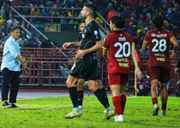 MOHD. Nidzam Jamil pada perlawanan Liga Super di antara NSFC dan Selangor FC di Stadium Tuanku Abdul Rahman Paroi, Seremban, malam semalam.--UTUSAN/MOHD. SHAHJEHAN MAAMIN.