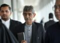 Peguam, Mohammed hanif Khatri Abdullah Bersama peguamnya, Muhammad Nizamuddin Abdul Hamid ketika hadir untuk pendengaran kes samannya terhadap Bersatu bagi menunggut bayaran guaman di Mahkamah Tinggi Kuala Lumpur di sini hari ini.