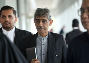 Peguam, Mohammed hanif Khatri Abdullah Bersama peguamnya, Muhammad Nizamuddin Abdul Hamid ketika hadir untuk pendengaran kes samannya terhadap Bersatu bagi menunggut bayaran guaman di Mahkamah Tinggi Kuala Lumpur di sini hari ini.