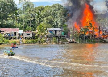 KEBAKARAN yang memusnahkan 19 buah rumah setinggan di tebingan Sungai Batang Tatau, seberang pasar lama Tatau.