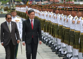 Menteri Pertahanan, Datuk Seri Mohamed Khaled Nordin (kiri) mengiringi Menteri Pertahanan Republik Singapura, Chan Chun Sing (kanan) melakukan pemeriksaan perbarisan Kawalan Kehormat Utama ketika mengadakan kunjungan hormat di Wisma Pertahanan di sini hari ini.