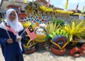 HALIJAH Manhart membuat sendiri landskap rumahnya serta menambah hiasan bagi menceriakan lagi sambutan Hari Kebangsaan ketika ditemui di Felda Bukit Rokan, Tampin baru-baru ini.