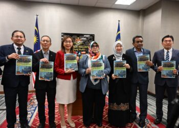 MAS Ermieyati Samsudin (tengah) pada sidang akhbar PAC di Dewan Rakyat, semalam.