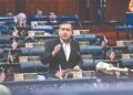 ANTHONY Loke Siew Fook ketika sesi pertanyaan bagi jawab lisan di Dewan Rakyat, semalam.