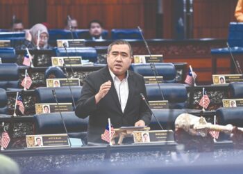 ANTHONY Loke Siew Fook ketika sesi pertanyaan bagi jawab lisan di Dewan Rakyat, semalam.