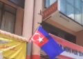 Sehelai Bendera Johor dipasang terbalik di sebuah premis pasar raya di Jalan Abu Bakar Majid, Pekan Nanas, di Pontian, Johor, hari ini.