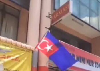 Sehelai Bendera Johor dipasang terbalik di sebuah premis pasar raya di Jalan Abu Bakar Majid, Pekan Nanas, di Pontian, Johor, hari ini.