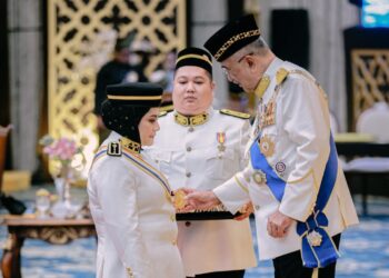 SITI Faizah Abdul Azis menerima DPSM yang membawa gelaran Datuk pada Istiadat Penganugerahan Darjah, Bintang, dan Pingat Kebesaran Negeri Melaka sempena Sambutan Hari Jadi Ke-76 Yang Dipertua Negeri di Seri Negeri, Ayer Keroh, Melaka.