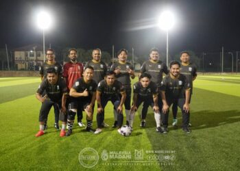 KESEBELASAN utama Utusan/Kosmo FC ketika menentang MARDI, baru-baru ini.