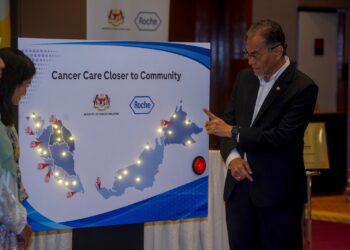 DZULKEFLY Ahmad merasmikan Cancer Care Closer to Community antara KKM dan Roche Malaysia Sdn Bhd di Putrajaya. - UTUSAN/FAISOL MUSTAFA