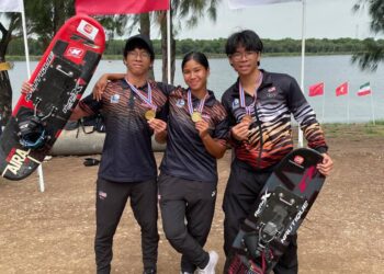 Aaliyah bersama dua adiknya, Aiden (kiri) dan Adam akan beraksi pada Kejohanan Ski Air Dunia IWWF 2025 di Reccetto, Milan, Itali.