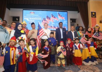 ANTHONY Loke bersama kanak-kanak bagi meraikan sambutan Hari Kebangsaan 2025 peringkat Kementerian Pengangkutan di Putrajaya.