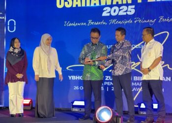 ZULFIKRI Osman (tiga dari kanan) membuat gimik pelancaran Program Himpunan Usahawan Perlis 2025 di Hotel Seri Malaysia, Kangar, Perlis, hari ini. UTUSAN/ASYRAF MUHAMMAD