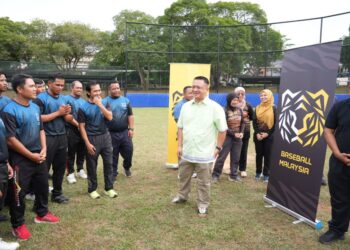 TUANKU Syed Faizuddin Putra Jamalullail berkenan menyantuni pasukan besbol lelaki kebangsaan yang sedang menjalani latihan di Padang Besbol Universiti Putra Malaysia, Serdang, Selangor.