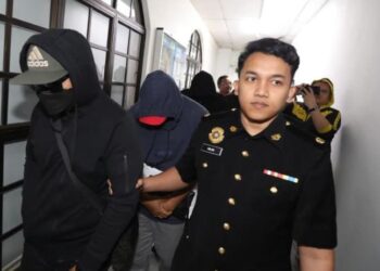 TGA anngota polis, Mohd. Rahmee Mohd. Top (kiri) Deris Jerman (dua, kiri) dan Taufiyqul Hakim Mohd. Zaki (belakang) dibawa ke Mahkamah Sesyen Johor Bahru hari ini, atas dakwaan menerima rasuah. - UTUSAN/BAAZLAN IBRAHIM