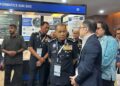 KETUA Polis Negara, Datuk Seri Mohd. Khalid Ismail (tengah) mendengar penerangan daripada salah seorang pempamer dalam Siri Dialog Khas III PDRM di Pusat Konvesyen Sime Darby hari ini.