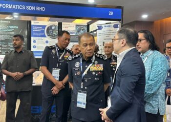 KETUA Polis Negara, Datuk Seri Mohd. Khalid Ismail (tengah) mendengar penerangan daripada salah seorang pempamer dalam Siri Dialog Khas III PDRM di Pusat Konvesyen Sime Darby hari ini.