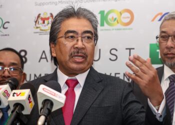 Menteri Perladangan dan Komoditi, Datuk Seri Johari Abdul Ghani ketika sidang media pada Majlis Pelancaran International Rubber Industry Convention And Expo (IRICE) 2025 di Kuala Lumpur Convention Centre di sini, hari ini. -UTUSAN/ ISKANDAR ISHAK