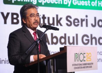 JOHARI Abdul Ghani ketika berucap pada Majlis Pelancaran International Rubber Industry Convention And Expo (IRICE) 2025 di Kuala Lumpur Convention Centre di sini, hari ini. - UTUSAN/ISKANDAR ISHAK