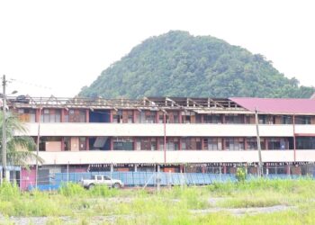 RIBUT yang melanda mengakibatkan sebahagian bumbung SK Seri Perlis tercabut dan diterbangkan angin kencang dalam kejadian di Kangar, Perlis semalam.-UTUSAN