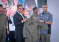 SAIFUDDIN Nasution Ismail menrima pakaian seragam AKPS di KLIA Terminal 1. - UTUSAN/FAIZ ALIF ZUBIR