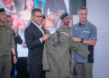 SAIFUDDIN Nasution Ismail menrima pakaian seragam AKPS di KLIA Terminal 1. - UTUSAN/FAIZ ALIF ZUBIR