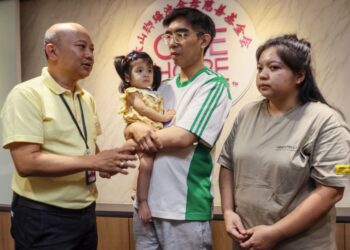 CHUA Sui Hau (kiri) melihat keadaan Hee Gia Yee yang ditemani ibu bapanya iaitu Hee Choon Keat dan Tran Thi Yen ketika sidang akhbar di Bukit Mertajam, Pulau Pinang untuk memohon bantuan dana sebanyak RM550,000 bagi mengubati penyakit Atrofi Otot Spina (SMA) Jenis 2.-UTUSAN/DANIAL SAAD