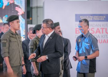 Menteri Dalam Negeri, Datuk Seri Datuk Seri Saifuddin Nasution Ismail meletakkan lencana di baju pegawai Agensi Kawalan dan Perlindungan Sempadan Malaysia (AKPS) selepas Majlis Peluncuran inisiatif Benteng Persada: Di Sempadan Kita Bersatu, di Persada Kita Bermaruah oleh Agensi Kawalan dan Perlindungan Sempadan Malaysia (AKPS) di Lapangan Terbang Antarabangsa Kuala Lumpur (KLIA) Terminal 1 di sini, hari ini.-UTUSAN/AIZ ALIF ZUBIR