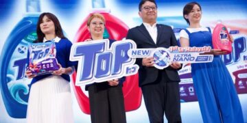 Pengarah Urusan Southern Lion Sdn Bhd, Tomotaka Ota (dua kanan) bersama Pengurus Besar Southern Lion Sdn Bhd, Julia Teo (dua kiri) dan pelakon, Ayda Jebat dan Yoke Chen ketika pelancaran TOP Ultra Nano Teknologi Baru di sini hari ini.UTUSAN/Saddam Yusoff