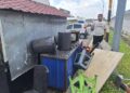 MUHAMMAD AZRAEI Haikal Ahmad Azlan membersihkan gerai burgernya yang dilanda ribut di Pusat Komersial Hillpark, Puncak Alam, Kuala Selangor hari ini.-UTUSAN/ ISKANDAR SHAH MOHAMED