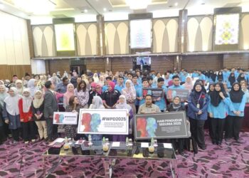 ANFAAL Saari bergambar dengan peserta program Seminar Kependudukan Negeri Selangor (SKNS) di Shah Alam, Selangor hari ini.--UTUSAN/ISKANDAR SHAH MOHAMED