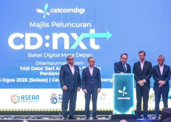 Datuk Seri Anwar Ibrahim ketika merasmikan Majlis Peluncuran Program CD:NXT Bakat Digital Masa Depan di CelcomDigi Hub, Subang Jaya hari ini. UTUSAN/SYAKIR RADIN