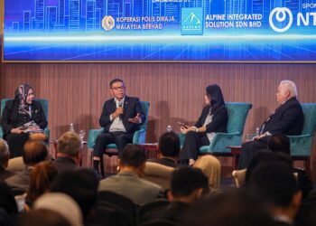 Saifuddin Nasution Ismail  ketika Siri Dialog Khas III PDRM yang dianjurkan Jabatan Siasatan Jenayah Komersial (JSJK) di Pusat Konvensyen Sime Darby, di sini, hari ini.