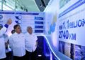 Abang Johari melihat pameran sempena pelancaran Sarawak Water di BCCK.