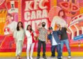 HANIM Mazam (dua dari kiri) bersama para pelukis menunjukkan hasil mural di cawangan KFC terpilih sempena sambutan kemerdekaan tahun ini.