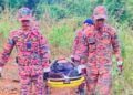 ANGGOTA bomba mengusung keluar mangsa yang cedera untuk dibawa ke Hospital Machang, Kelantan.-IHSAN BOMBA.