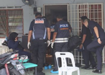 BEBERAPA anggota polis dilihat berada di lokasi satu kejadian kelar yang membabitkan pasangan suami isteri di Taman Tunas, Sungai Ara, Bayan Lepas, Pulau Pinang.-UTUSAN/DANIAL SAAD