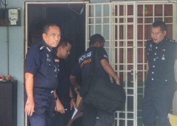 SAZALEE Adam (kiri) turut berada di lokasi kejadian kelar yang membabitkan pasangan guru di Taman Tunas, Sungai Ara, Bayan Lepas, Pulau Pinang.-UTUSAN/DANIAL SAAD