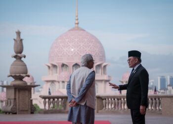 MUHAMMAD Yunus ketika sidang akhbar bersama Anwar Ibrahim di Kompleks Perdana Putra, Putrajaya. - UTUSAN/FAIZ ALIF ZUBIR