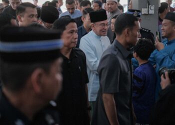 ANWAR Ibrahim ketika hadir menunaikan solat Jumaat di Surau Al-Muttaqin, Presint 5, Putrajaya hari ini.-UTUSAN/FAIZ ALIF ZUBIR