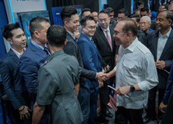 ANWAR Ibrahim ketika melawat pameran pada Majlis Temu Anwar @ MMU dan Perasmian Fakulti Kecerdasan Buatan dan Kejuruteraan (FAIE) Universiti Multimedia (MMU) Putrajaya. - UTUSAN/FAIZ ALIF ZUBIR