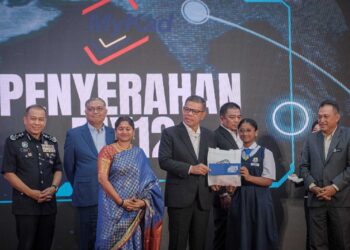 SAIFUDDIN Nasution Ismail menyampaikan MyKad pada Sambutan Hari Kebangsaan dan Hari Malaysia 2025 dan Perhimpunan Bulanan Kementerian Dalam Negeri di Putrajaya. - UTUSAN/FAIZ ALIF ZUBIR