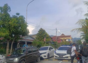 KAWASAN perumahan Taman Tunas Muda, Sungai Ara di Bayan Lepas, Pulau Pinang sesak dengan pelbagai kenderaan termasuk beberapa unit kereta peronda polis (MPV) susulan kejadian kelar yang melibatkan satu pasangan guru di situ, hari ini.-UTUSAN/DANIAL SAAD