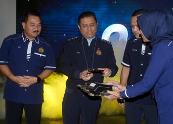 AEDY Fadly Ramli ketika merasmikan pembayaran tanpa tunai melalui kaedah e-dompet di JPJ Galeria, Putrajaya, - UTUSAN/FAISOL MUSTAFA