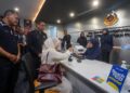 AEDY Fadly Ramli (dua kiri) meninjau orang awam menggunakan pembayaran tanpa tunai e-dompet di JPJ Galeria, Putrajaya. - UTUSAN/FAISOL MUSTAFA