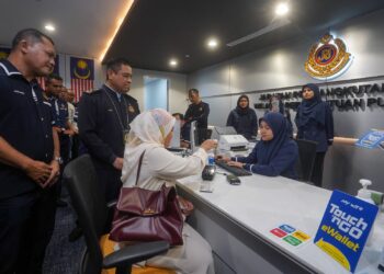 AEDY Fadly Ramli (dua kiri) meninjau orang awam menggunakan pembayaran tanpa tunai e-dompet di JPJ Galeria, Putrajaya. - UTUSAN/FAISOL MUSTAFA