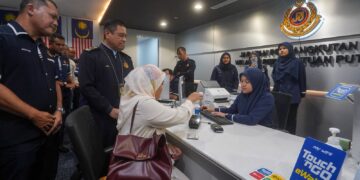 AEDY Fadly Ramli (dua kiri) meninjau orang awam menggunakan pembayaran tanpa tunai e-dompet di JPJ Galeria, Putrajaya. - UTUSAN/FAISOL MUSTAFA