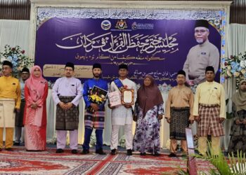 MUHAMMAD Izudin Hasmadi (empat kanan) bersama bapa, ibu serta guru-guru Majlis Khatam Hafazan al-Quran Perdana SMK Agama Tok Bachok, Bachok, Kelantan hari ini-UTUSAN/YATIMIN ABDULLAH