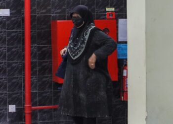 HANITA Ahmad tidak mengaku bersalah atas dakwaan menyalahgunakan jawatan untuk suapan bagi suaminya ketika dihadapkan ke Mahkamah Sesyen Butterworth, Pulau Pinang hari ini.-UTUSAN/DANIAL SAAD